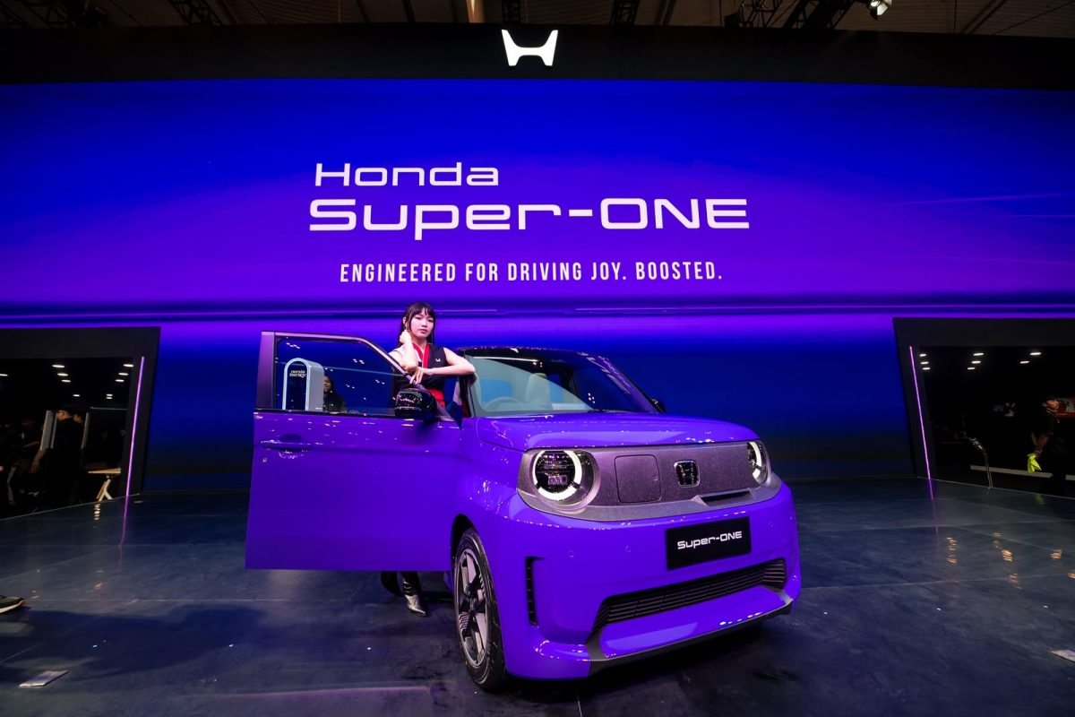 Honda Super-ONE menjadi bintang utama booth Honda di GIIAS 2026. Mobil listrik terbaru ini menandai langkah awal elektrifikasi Honda di Indonesia dengan tetap mengusung DNA "Joy of Driving" yang menjadi ciri khas merek asal Jepang tersebut.