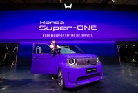 Honda Super-ONE menjadi bintang utama booth Honda di GIIAS 2026. Mobil listrik terbaru ini menandai langkah awal elektrifikasi Honda di Indonesia dengan tetap mengusung DNA "Joy of Driving" yang menjadi ciri khas merek asal Jepang tersebut.