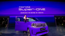 Honda Super-ONE menjadi bintang utama booth Honda di GIIAS 2026. Mobil listrik terbaru ini menandai langkah awal elektrifikasi Honda di Indonesia dengan tetap mengusung DNA "Joy of Driving" yang menjadi ciri khas merek asal Jepang tersebut.