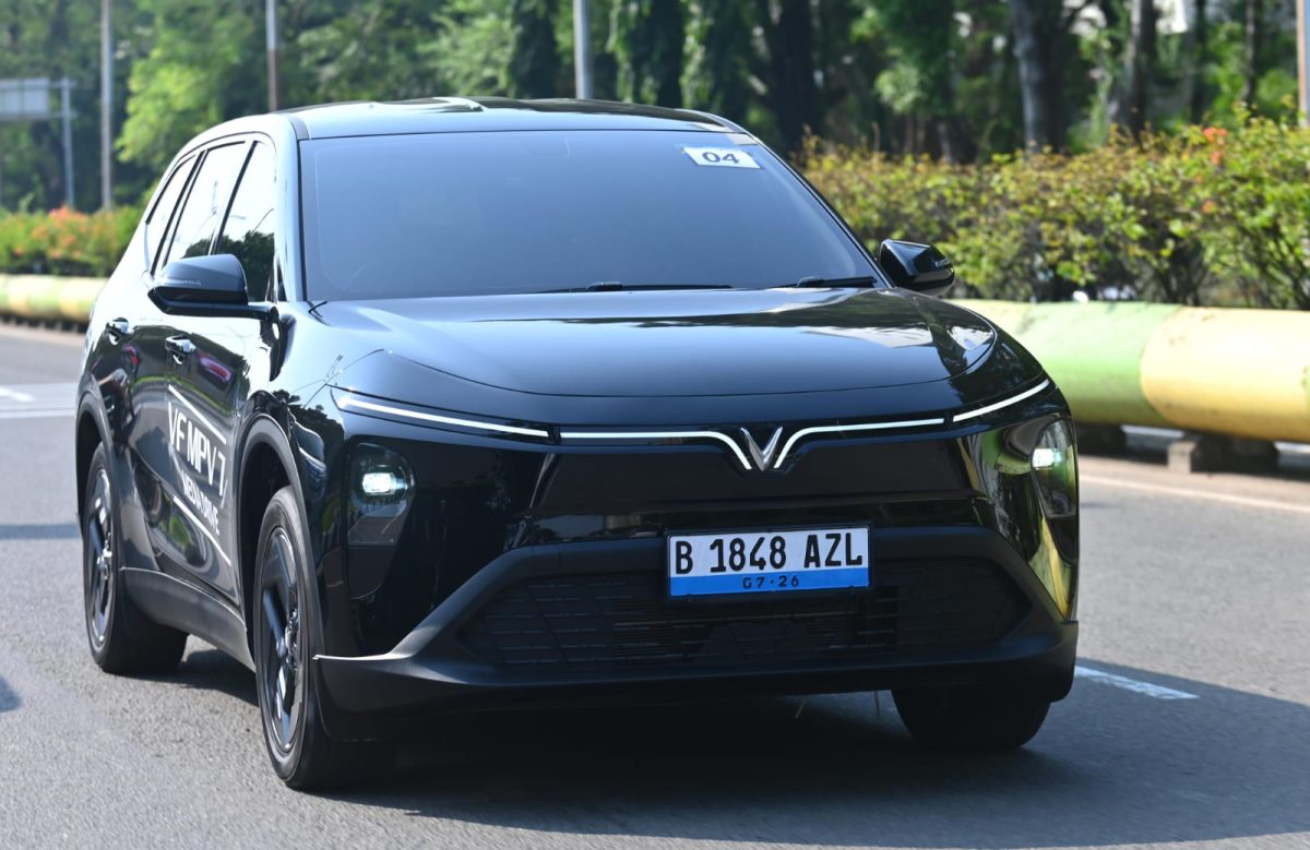 VinFast VF MPV 7 saat menjalani uji berkendara di Indonesia. MPV listrik tujuh penumpang ini menawarkan kabin lega, teknologi modern, dan jarak tempuh hingga 450 km untuk memenuhi kebutuhan mobilitas keluarga.