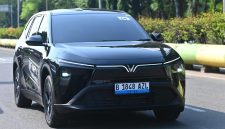 VinFast VF MPV 7 saat menjalani uji berkendara di Indonesia. MPV listrik tujuh penumpang ini menawarkan kabin lega, teknologi modern, dan jarak tempuh hingga 450 km untuk memenuhi kebutuhan mobilitas keluarga.