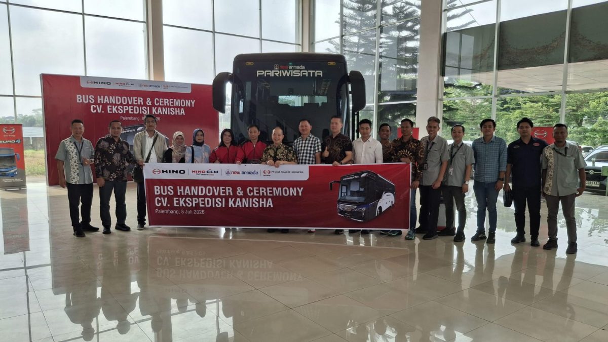 PT Hino Motors Sales Indonesia (HMSI) bersama dealer PT Citra Lestari Mobilindo menyerahkan secara simbolis Hino Bus GB 150 AT Euro4 kepada CV Ekspedisi Kanisha (Laskad Trans) di Palembang, Sumatera Selatan.