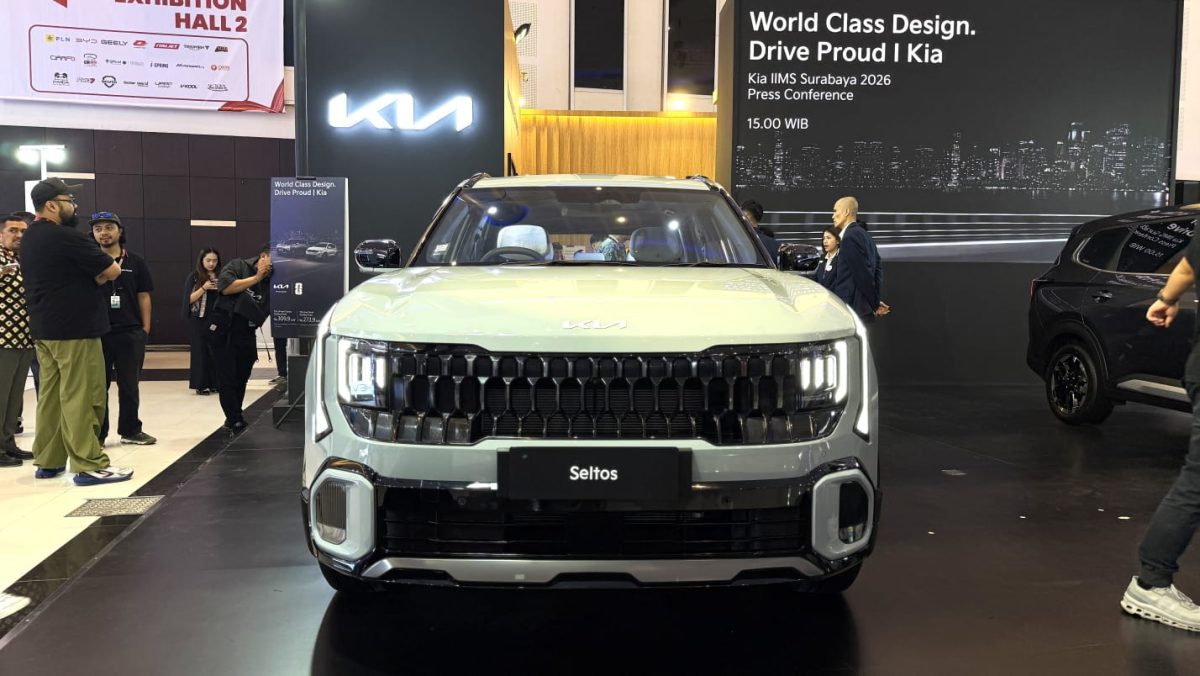 Kia Seltos tampil di booth Kia pada ajang IIMS Surabaya 2026. SUV andalan Kia ini terus memperkuat posisinya di pasar global dengan penjualan lebih dari 175 ribu unit sepanjang semester pertama 2026, berkat kombinasi desain modern, teknologi canggih, dan fitur keselamatan yang lengkap.