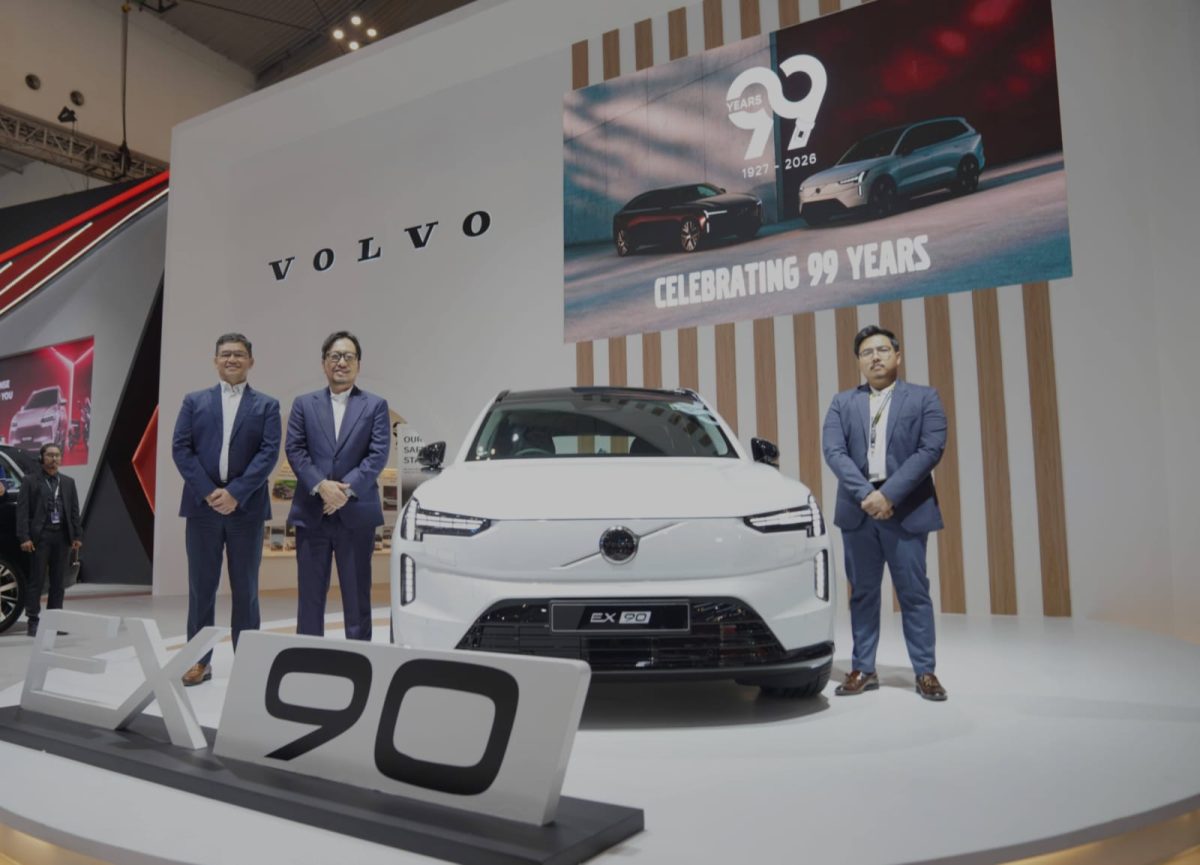 Volvo EX90 menjadi bintang utama di booth Volvo Car Indonesia pada GIIAS 2026. SUV listrik premium ini tampil sebagai flagship terbaru Volvo sekaligus menandai perayaan 99 tahun perjalanan merek asal Swedia tersebut di industri otomotif dunia.
