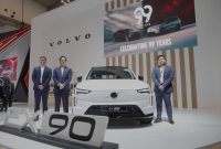 Volvo EX90 menjadi bintang utama di booth Volvo Car Indonesia pada GIIAS 2026. SUV listrik premium ini tampil sebagai flagship terbaru Volvo sekaligus menandai perayaan 99 tahun perjalanan merek asal Swedia tersebut di industri otomotif dunia.