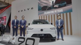 Volvo EX90 menjadi bintang utama di booth Volvo Car Indonesia pada GIIAS 2026. SUV listrik premium ini tampil sebagai flagship terbaru Volvo sekaligus menandai perayaan 99 tahun perjalanan merek asal Swedia tersebut di industri otomotif dunia.