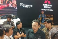 WAWANCARA: Presiden Direktur PT Mitsubishi Motors Krama Yudha Sales Indonesia (MMKSI) Atsushi Kurita memberikan keterangan kepada awak media usai peluncuran New Xforce HEV di ajang GIIAS 2026. Foto: Aziz RJ Pro