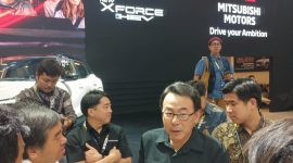 WAWANCARA: Presiden Direktur PT Mitsubishi Motors Krama Yudha Sales Indonesia (MMKSI) Atsushi Kurita memberikan keterangan kepada awak media usai peluncuran New Xforce HEV di ajang GIIAS 2026. Foto: Aziz RJ Pro