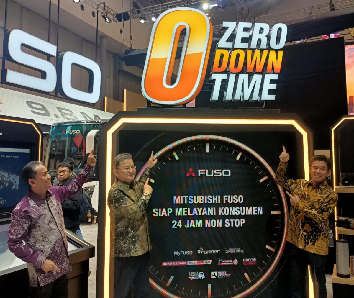 GIIAS 2026: Booth Mitsubishi Fuso di Hall 1 ICE BSD menampilkan lima kendaraan unggulan, termasuk Canter Extra Long Bus, eCanter, dan jajaran Fighter X, yang didukung layanan purnajual Zero Down Time untuk mendukung operasional bisnis pelanggan.