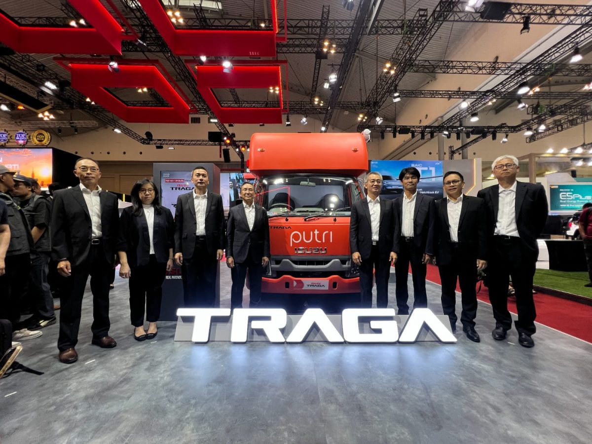 INOVASI BISNIS: Isuzu menampilkan beragam kendaraan niaga multifungsi di ajang GIIAS 2026, mulai dari konsep Road Sweeper Isuzu GIGA FVR, campervan Isuzu ELF NLR, hingga Salon Studio berbasis Isuzu TRAGA yang menunjukkan fleksibilitas kendaraan komersial untuk berbagai kebutuhan usaha.