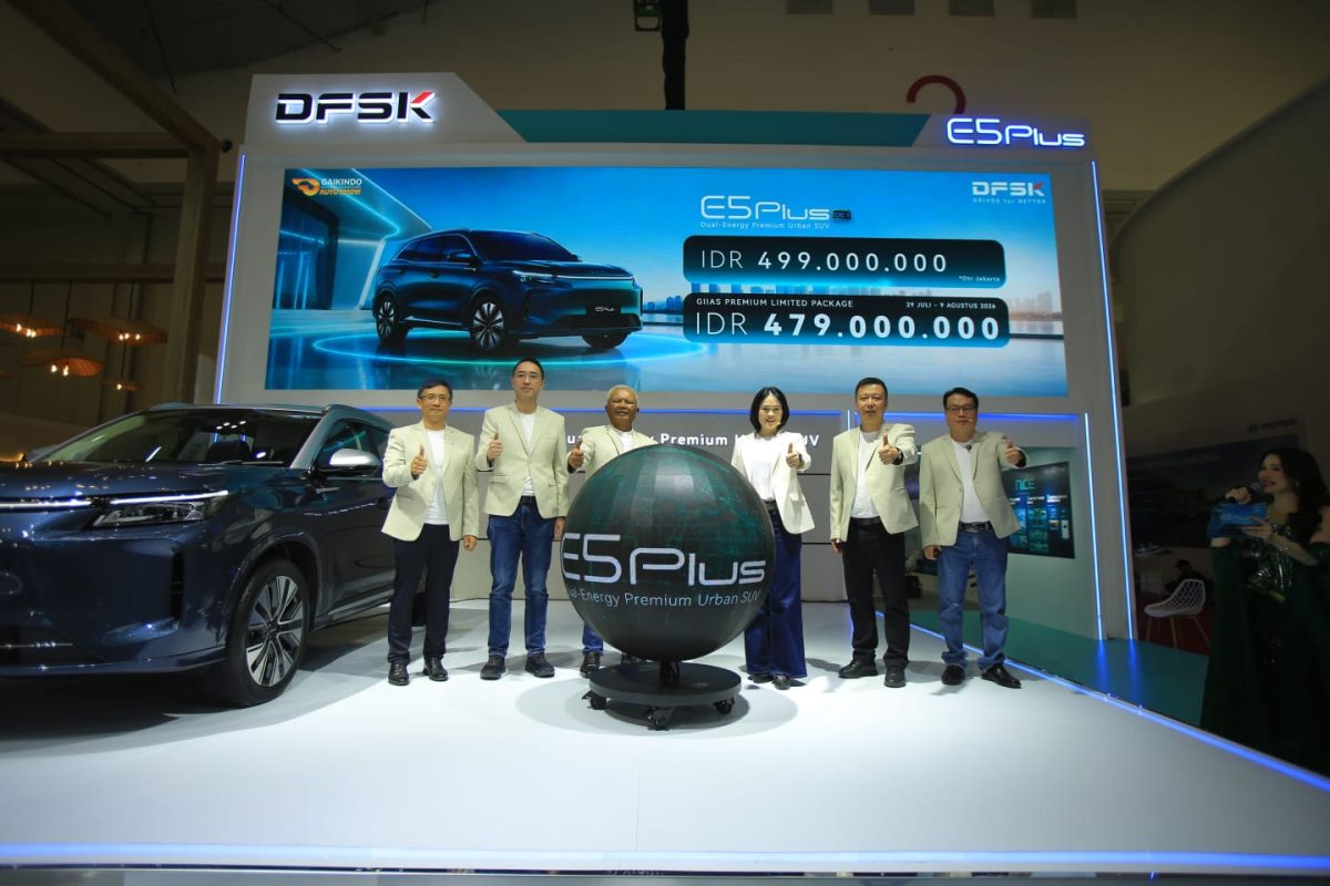 DEBUT DI GIIAS 2026: PT Sokonindo Automobile resmi memperkenalkan sekaligus mengumumkan harga DFSK E5 Plus pada ajang GIIAS 2026 di ICE BSD City, Tangerang, Rabu (29/7/2026). SUV Plug-in Hybrid tersebut dipasarkan dengan harga spesial Rp479 juta (OTR Jakarta) selama pameran berlangsung.