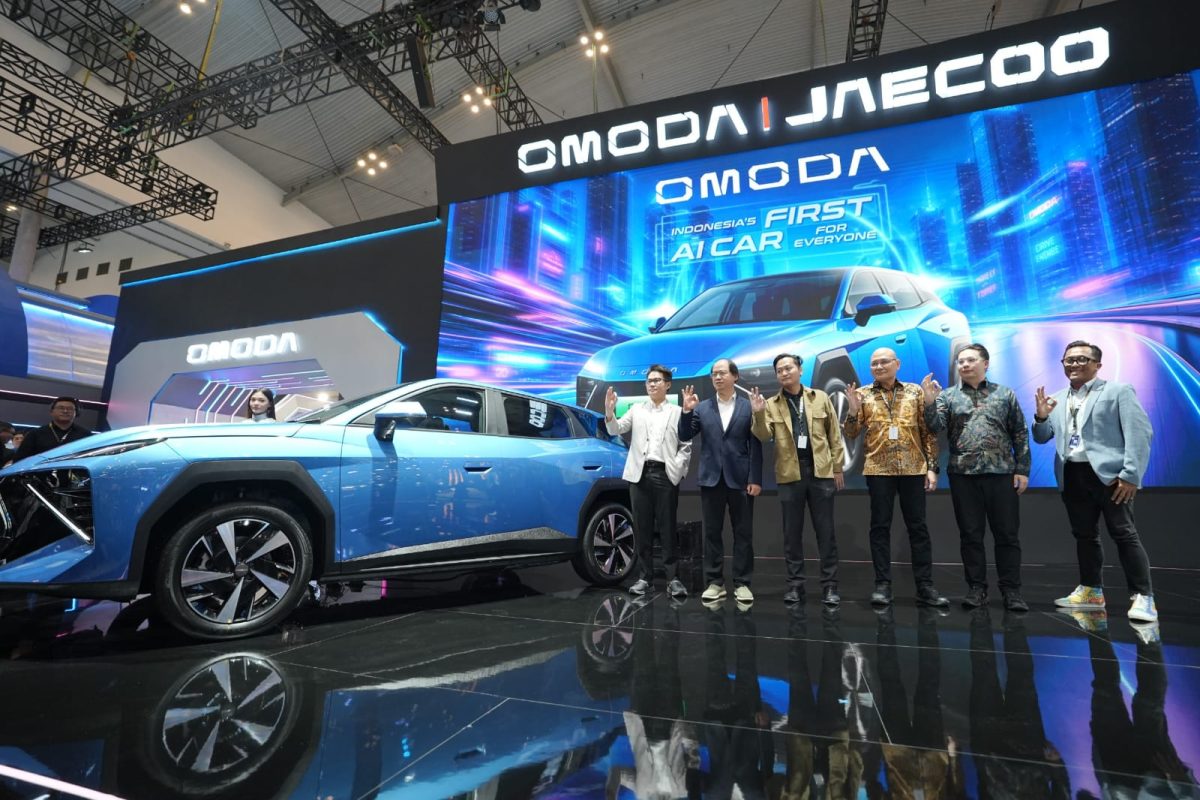 OMODA O4 EV resmi diperkenalkan dan membuka pemesanan perdana di GIIAS 2026. Indonesia menjadi negara pertama yang menghadirkan mobil listrik berbasis AI ini, dengan penawaran benefit senilai Rp50 juta bagi 1.000 konsumen pertama.