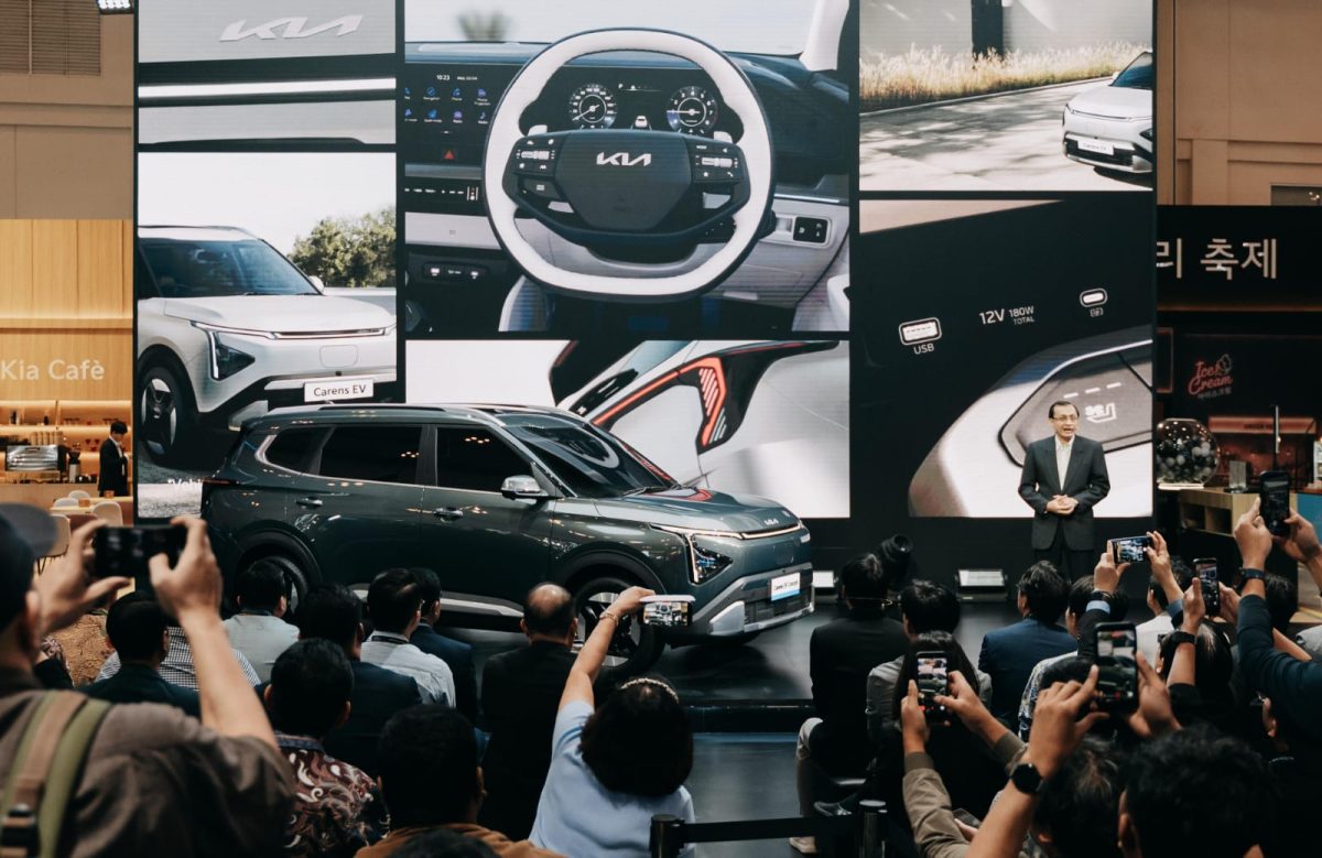 Kia Sales Indonesia memperkenalkan Carens EV di GIIAS 2026 sebagai konsep MPV listrik keluarga yang memadukan teknologi elektrifikasi, fitur modern, serta dukungan produksi lokal untuk pasar Indonesia.