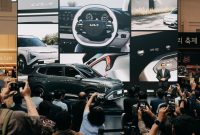 Kia Sales Indonesia memperkenalkan Carens EV di GIIAS 2026 sebagai konsep MPV listrik keluarga yang memadukan teknologi elektrifikasi, fitur modern, serta dukungan produksi lokal untuk pasar Indonesia.