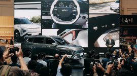 Kia Sales Indonesia memperkenalkan Carens EV di GIIAS 2026 sebagai konsep MPV listrik keluarga yang memadukan teknologi elektrifikasi, fitur modern, serta dukungan produksi lokal untuk pasar Indonesia.