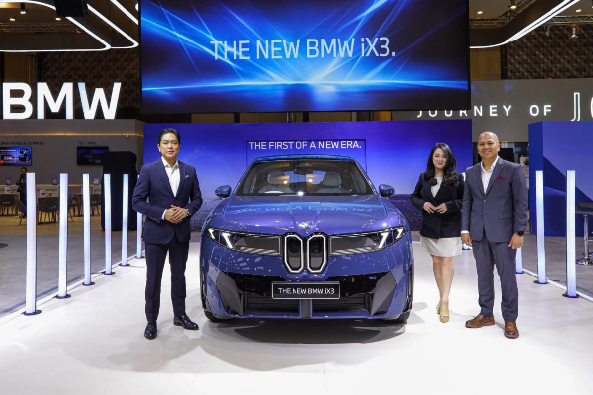 Peluncuran BMW iX3 terbaru di ajang otomotif, menandai era baru kendaraan listrik dengan desain modern dan teknologi canggih.