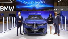 Peluncuran BMW iX3 terbaru di ajang otomotif, menandai era baru kendaraan listrik dengan desain modern dan teknologi canggih.