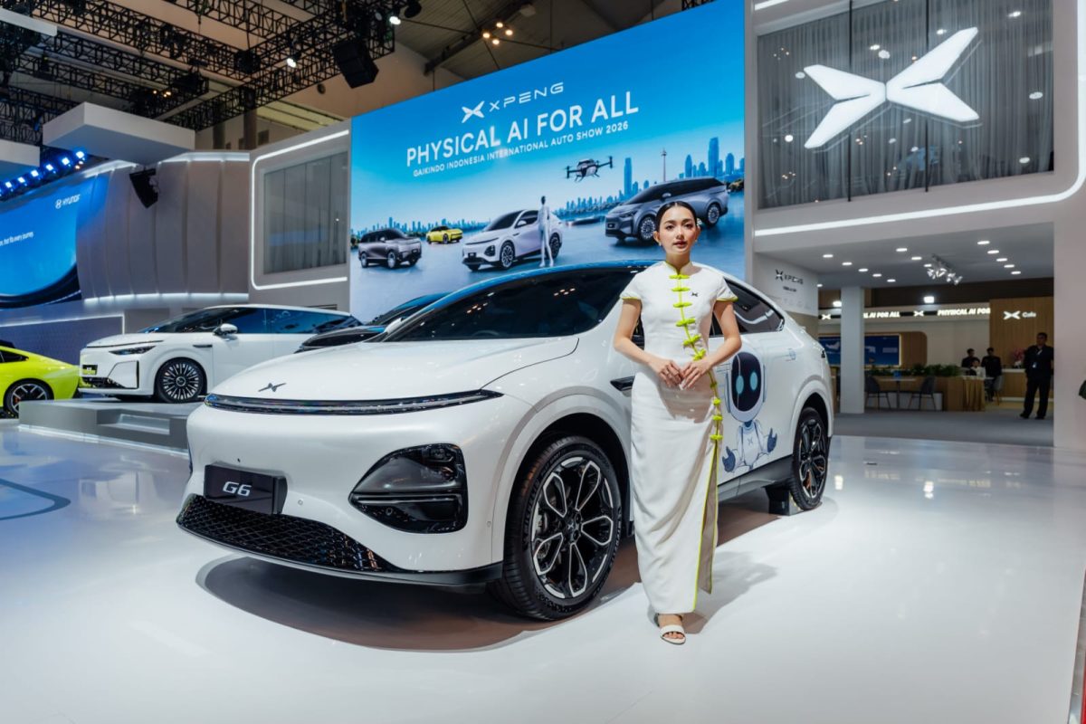 SPG memperkenalkan XPENG L03 kepada pengunjung di booth XPENG pada ajang GIIAS 2026 di ICE BSD City, Tangerang.