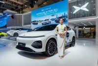 SPG memperkenalkan XPENG L03 kepada pengunjung di booth XPENG pada ajang GIIAS 2026 di ICE BSD City, Tangerang.