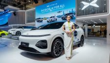 SPG memperkenalkan XPENG L03 kepada pengunjung di booth XPENG pada ajang GIIAS 2026 di ICE BSD City, Tangerang.