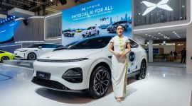 SPG memperkenalkan XPENG L03 kepada pengunjung di booth XPENG pada ajang GIIAS 2026 di ICE BSD City, Tangerang.