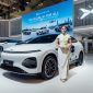 SPG memperkenalkan XPENG L03 kepada pengunjung di booth XPENG pada ajang GIIAS 2026 di ICE BSD City, Tangerang.