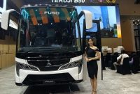 Mitsubishi FUSO Canter Bus dipamerkan di booth FUSO pada ajang GAIKINDO Indonesia International Auto Show (GIIAS) 2026 di ICE BSD City, Tangerang. Kendaraan ini menjadi salah satu solusi transportasi penumpang yang ditawarkan FUSO untuk mendukung sektor pariwisata dan mobilitas di Indonesia.