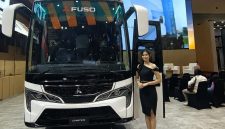 Mitsubishi FUSO Canter Bus dipamerkan di booth FUSO pada ajang GAIKINDO Indonesia International Auto Show (GIIAS) 2026 di ICE BSD City, Tangerang. Kendaraan ini menjadi salah satu solusi transportasi penumpang yang ditawarkan FUSO untuk mendukung sektor pariwisata dan mobilitas di Indonesia.