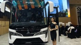 Mitsubishi FUSO Canter Bus dipamerkan di booth FUSO pada ajang GAIKINDO Indonesia International Auto Show (GIIAS) 2026 di ICE BSD City, Tangerang. Kendaraan ini menjadi salah satu solusi transportasi penumpang yang ditawarkan FUSO untuk mendukung sektor pariwisata dan mobilitas di Indonesia.