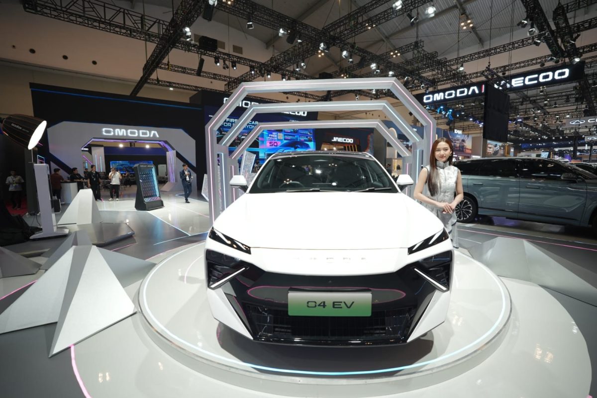 OMODA O4 EV dipamerkan di booth OMODA & JAECOO pada ajang GIIAS 2026 di ICE BSD City, Tangerang. SUV listrik ini mengusung filosofi Cyber Mecha Design dengan tampilan futuristis dan teknologi AI.