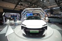 OMODA O4 EV dipamerkan di booth OMODA & JAECOO pada ajang GIIAS 2026 di ICE BSD City, Tangerang. SUV listrik ini mengusung filosofi Cyber Mecha Design dengan tampilan futuristis dan teknologi AI.