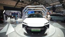 OMODA O4 EV dipamerkan di booth OMODA & JAECOO pada ajang GIIAS 2026 di ICE BSD City, Tangerang. SUV listrik ini mengusung filosofi Cyber Mecha Design dengan tampilan futuristis dan teknologi AI.