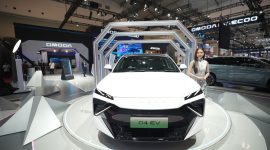 OMODA O4 EV dipamerkan di booth OMODA & JAECOO pada ajang GIIAS 2026 di ICE BSD City, Tangerang. SUV listrik ini mengusung filosofi Cyber Mecha Design dengan tampilan futuristis dan teknologi AI.