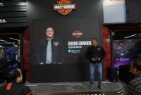 Operations Director PT JLM Auto Indonesia, Irvino Edwardly, memberikan sambutan saat peluncuran Street Glide Liberty Edition dan Heritage Classic Liberty Edition di GIIAS 2026.