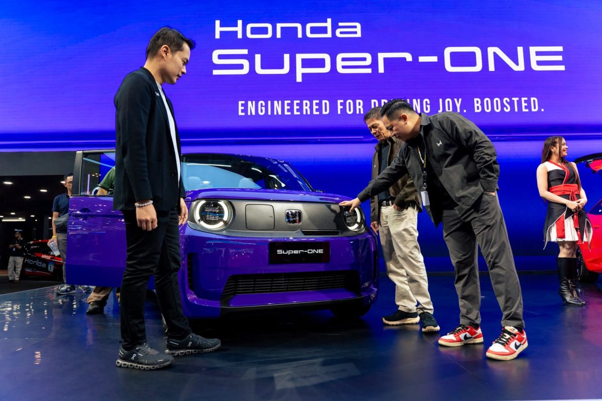 Pengunjung mengamati lebih dekat mobil listrik Honda Super-ONE yang dipamerkan di booth Honda pada ajang GAIKINDO Indonesia International Auto Show (GIIAS) 2026 di ICE BSD City, Tangerang. Honda menampilkan Super-ONE sebagai bagian dari strategi elektrifikasi sekaligus menegaskan filosofi "Engineered for Driving Joy" yang menjadi benang merah pengembangan seluruh lini kendaraannya. Foto: Dok. HPM