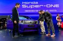 Pengunjung mengamati lebih dekat mobil listrik Honda Super-ONE yang dipamerkan di booth Honda pada ajang GAIKINDO Indonesia International Auto Show (GIIAS) 2026 di ICE BSD City, Tangerang. Honda menampilkan Super-ONE sebagai bagian dari strategi elektrifikasi sekaligus menegaskan filosofi "Engineered for Driving Joy" yang menjadi benang merah pengembangan seluruh lini kendaraannya. Foto: Dok. HPM