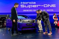Pengunjung mengamati lebih dekat mobil listrik Honda Super-ONE yang dipamerkan di booth Honda pada ajang GAIKINDO Indonesia International Auto Show (GIIAS) 2026 di ICE BSD City, Tangerang. Honda menampilkan Super-ONE sebagai bagian dari strategi elektrifikasi sekaligus menegaskan filosofi "Engineered for Driving Joy" yang menjadi benang merah pengembangan seluruh lini kendaraannya. Foto: Dok. HPM