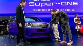 Pengunjung mengamati lebih dekat mobil listrik Honda Super-ONE yang dipamerkan di booth Honda pada ajang GAIKINDO Indonesia International Auto Show (GIIAS) 2026 di ICE BSD City, Tangerang. Honda menampilkan Super-ONE sebagai bagian dari strategi elektrifikasi sekaligus menegaskan filosofi "Engineered for Driving Joy" yang menjadi benang merah pengembangan seluruh lini kendaraannya. Foto: Dok. HPM