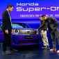 Pengunjung mengamati lebih dekat mobil listrik Honda Super-ONE yang dipamerkan di booth Honda pada ajang GAIKINDO Indonesia International Auto Show (GIIAS) 2026 di ICE BSD City, Tangerang. Honda menampilkan Super-ONE sebagai bagian dari strategi elektrifikasi sekaligus menegaskan filosofi "Engineered for Driving Joy" yang menjadi benang merah pengembangan seluruh lini kendaraannya. Foto: Dok. HPM