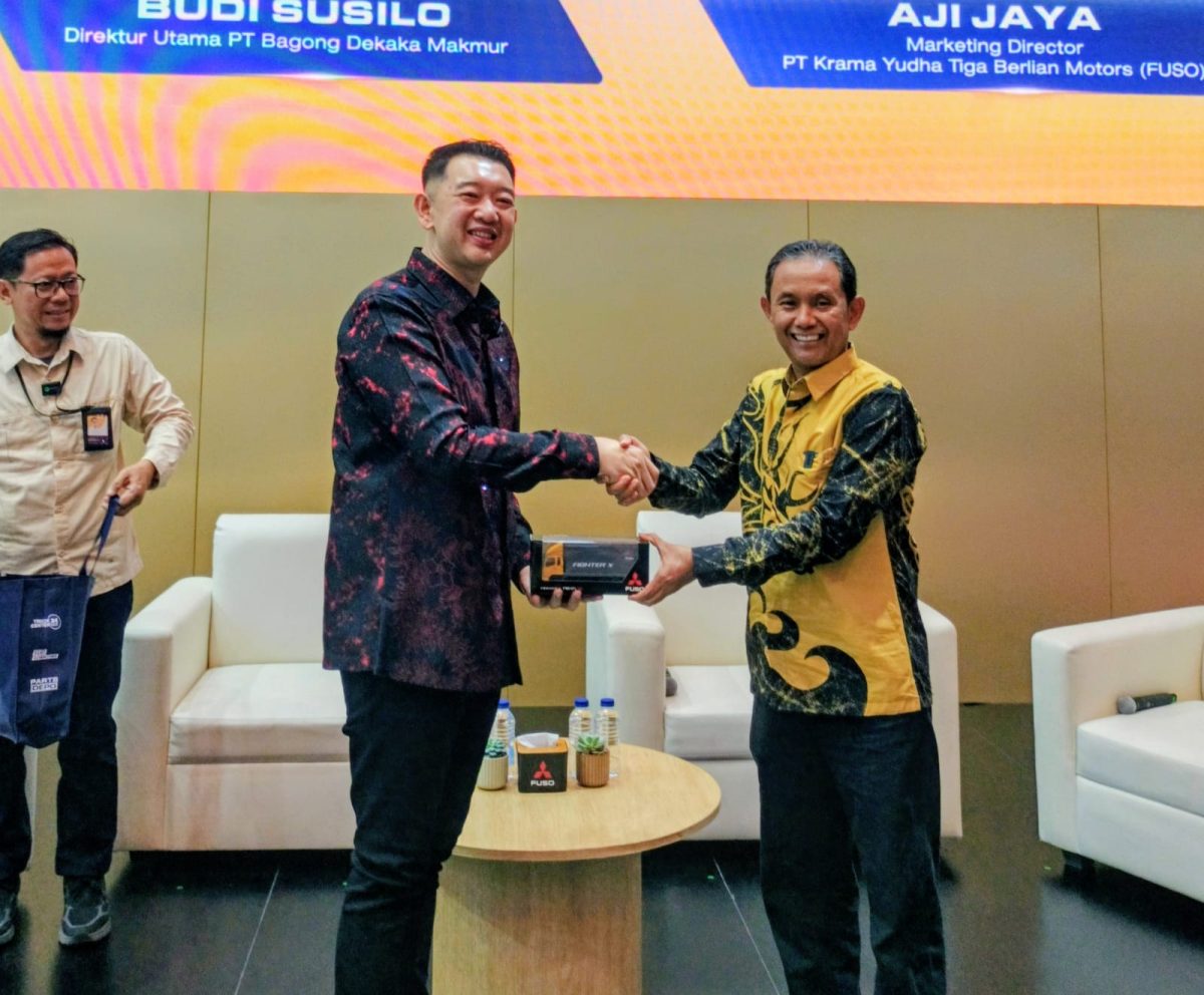 Direktur Utama PT Bagong Dekaka Makmur, Budi Susilo (kiri), berjabat tangan dengan Marketing Director PT Krama Yudha Tiga Berlian Motors (KTB) FUSO, Aji Jaya, usai menjadi narasumber dalam diskusi Mitsubishi FUSO x Bisnis Indonesia Forum di ajang GAIKINDO Indonesia International Auto Show (GIIAS) 2026, ICE BSD City, Tangerang, Jumat (31/7/2026).