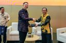 Direktur Utama PT Bagong Dekaka Makmur, Budi Susilo (kiri), berjabat tangan dengan Marketing Director PT Krama Yudha Tiga Berlian Motors (KTB) FUSO, Aji Jaya, usai menjadi narasumber dalam diskusi Mitsubishi FUSO x Bisnis Indonesia Forum di ajang GAIKINDO Indonesia International Auto Show (GIIAS) 2026, ICE BSD City, Tangerang, Jumat (31/7/2026).