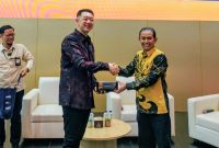 Direktur Utama PT Bagong Dekaka Makmur, Budi Susilo (kiri), berjabat tangan dengan Marketing Director PT Krama Yudha Tiga Berlian Motors (KTB) FUSO, Aji Jaya, usai menjadi narasumber dalam diskusi Mitsubishi FUSO x Bisnis Indonesia Forum di ajang GAIKINDO Indonesia International Auto Show (GIIAS) 2026, ICE BSD City, Tangerang, Jumat (31/7/2026).