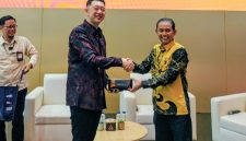 Direktur Utama PT Bagong Dekaka Makmur, Budi Susilo (kiri), berjabat tangan dengan Marketing Director PT Krama Yudha Tiga Berlian Motors (KTB) FUSO, Aji Jaya, usai menjadi narasumber dalam diskusi Mitsubishi FUSO x Bisnis Indonesia Forum di ajang GAIKINDO Indonesia International Auto Show (GIIAS) 2026, ICE BSD City, Tangerang, Jumat (31/7/2026).