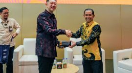 Direktur Utama PT Bagong Dekaka Makmur, Budi Susilo (kiri), berjabat tangan dengan Marketing Director PT Krama Yudha Tiga Berlian Motors (KTB) FUSO, Aji Jaya, usai menjadi narasumber dalam diskusi Mitsubishi FUSO x Bisnis Indonesia Forum di ajang GAIKINDO Indonesia International Auto Show (GIIAS) 2026, ICE BSD City, Tangerang, Jumat (31/7/2026).