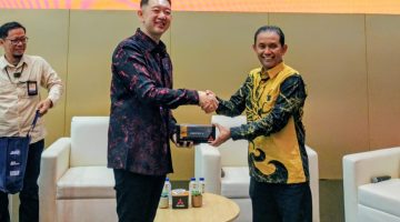 Direktur Utama PT Bagong Dekaka Makmur, Budi Susilo (kiri), berjabat tangan dengan Marketing Director PT Krama Yudha Tiga Berlian Motors (KTB) FUSO, Aji Jaya, usai menjadi narasumber dalam diskusi Mitsubishi FUSO x Bisnis Indonesia Forum di ajang GAIKINDO Indonesia International Auto Show (GIIAS) 2026, ICE BSD City, Tangerang, Jumat (31/7/2026).