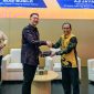 Direktur Utama PT Bagong Dekaka Makmur, Budi Susilo (kiri), berjabat tangan dengan Marketing Director PT Krama Yudha Tiga Berlian Motors (KTB) FUSO, Aji Jaya, usai menjadi narasumber dalam diskusi Mitsubishi FUSO x Bisnis Indonesia Forum di ajang GAIKINDO Indonesia International Auto Show (GIIAS) 2026, ICE BSD City, Tangerang, Jumat (31/7/2026).