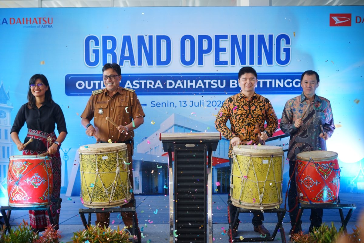Jajaran Manajemen PT Astra International - Daihatsu Sales Operation dan Lurah Aur Kuning Secara Simbolis Meresmikan Outlet AAstra Daihatsu Bukittinggi.