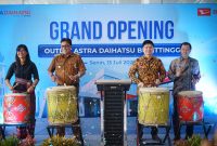 Jajaran Manajemen PT Astra International - Daihatsu Sales Operation dan Lurah Aur Kuning Secara Simbolis Meresmikan Outlet AAstra Daihatsu Bukittinggi.