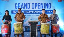 Jajaran Manajemen PT Astra International - Daihatsu Sales Operation dan Lurah Aur Kuning Secara Simbolis Meresmikan Outlet AAstra Daihatsu Bukittinggi.