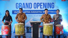 Jajaran Manajemen PT Astra International - Daihatsu Sales Operation dan Lurah Aur Kuning Secara Simbolis Meresmikan Outlet AAstra Daihatsu Bukittinggi.